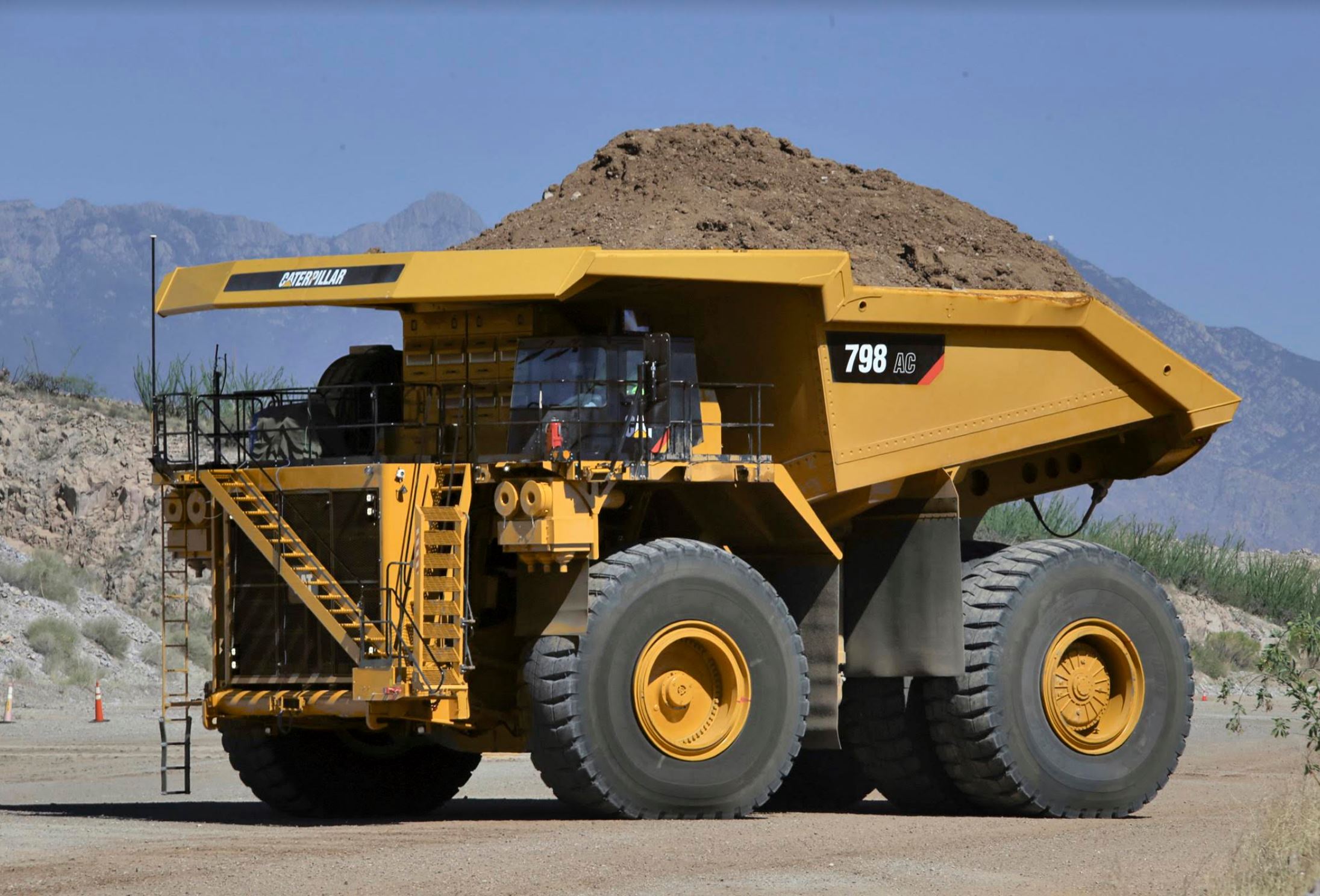 Автосамосвал. Caterpillar 798 AC. Карьерный самосвал Cat 798 AC. Карьерный самосвал Катерпиллер 240 тонн. Катерпиллер БЕЛАЗ самый большой.